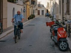 Wonen in Italië – tussen droom en werkelijkheid man riding bike