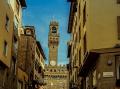 De Italiaanse Mode: Van klassieke elegantie naar hedendaagse trends a group of people walking down a street next to tall buildings