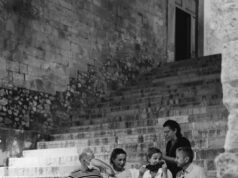 De Italiaanse jeugd en hun kijk op de toekomst grayscale photo of 3 men sitting on concrete stairs
