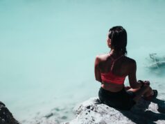 De rol van de Italiaanse vrouw in de moderne samenleving woman in pink sports bra sitting on rock near body of water at daytime