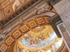 Italië’s Architectuur: Van de Oude Romeinse Overblijfselen tot Moderne Wonderen gold and multicolored cathedral interior
