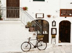 Het Italiaanse onderwijssysteem – traditie en modernisering black bicycle near handrails at daytime