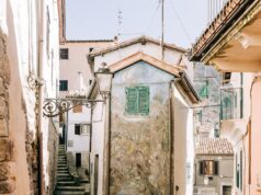 Italiaanse interieurs – wonen met warmte en karakter brown and white concrete building during daytime