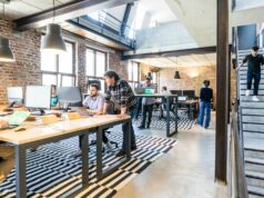 De Italiaanse startupscene in opkomst: technologie als motor van vernieuwing man standing beside another sitting man using computer