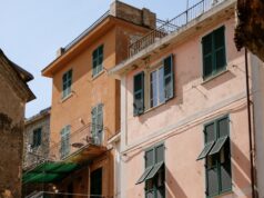 De charme van het Italiaanse dorp: waarom klein groots kan zijn a group of buildings that are next to each other