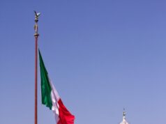 De Italiaanse keuken – een levensstijl op zich white concrete building with flag of us a during daytime