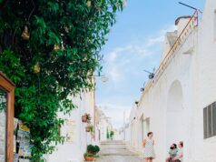 De Italiaanse levensstijl: Wat maakt het zo uniek? bicycle parked on the side of a narrow street