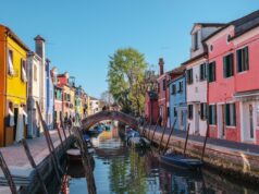 De Italiaanse levensstijl – tussen eenvoud en elegantie boat on river between houses during daytime