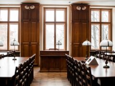 Italiaanse rechtbanken – tussen traditie en hervorming a room filled with lots of wooden tables and chairs